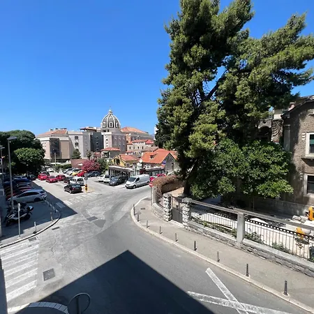 Spacious 2br In Center With Balcony Daire Split