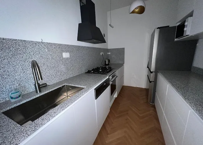 Spacious 2br In Center With Balcony 아파트