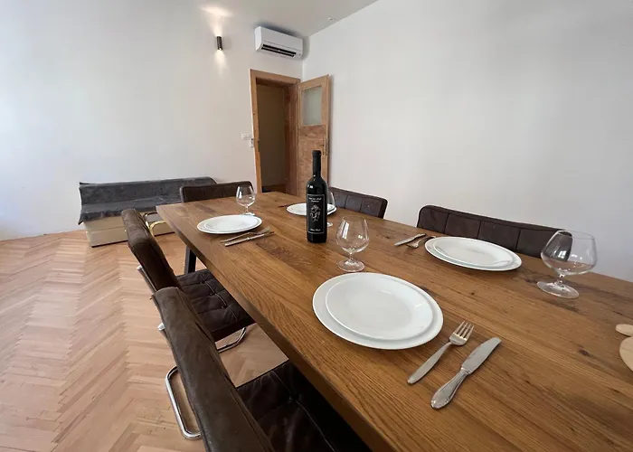 Spacious 2br In Center With Balcony 아파트 *