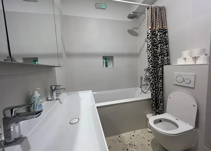 아파트 Spacious 2br In Center With Balcony *
