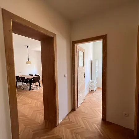Spacious 2br In Center With Balcony Apartamento Split