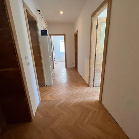 Apartman Spacious 2br In Center With Balcony