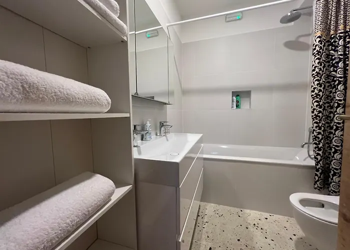 Spacious 2br In Center With Balcony *