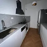 Spacious 2br In Center With Balcony Lägenhet