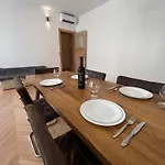 Spacious 2br In Center With Balcony Lägenhet *