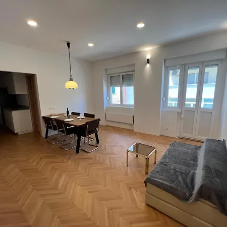 Spacious 2br In Center With Balcony Lägenhet *